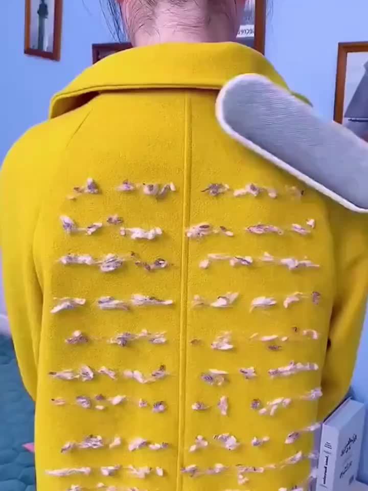 A Double-Sided Manual Dust Brush, a Reusable Pet Hair Remover Suitable for Clothes, Bedding, Sofas, Furniture, Carpets, And an Anti-Static Tool with a Plastic Handle, Requires No Electricity, Designed for Shedding And Groomin