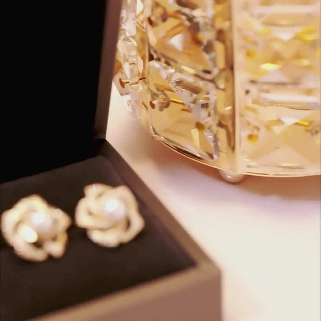 Elegant Floral Design Stud Earing with Imitation Pearl