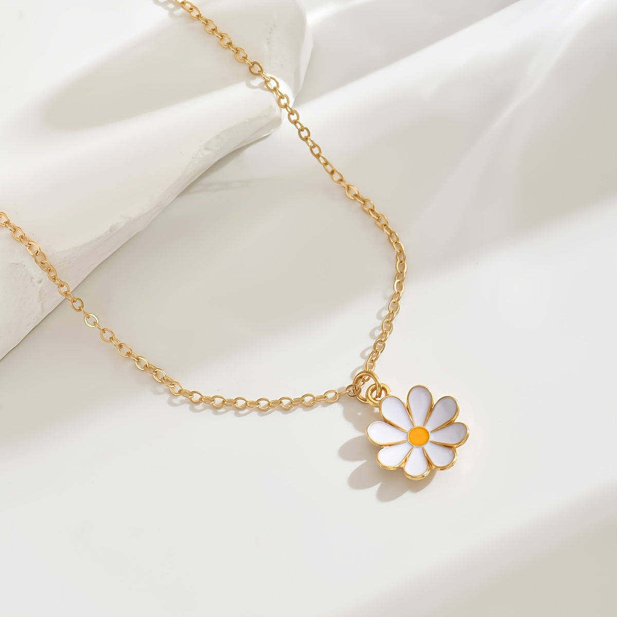 1pc Elegant Minimalist Golden-Plated White Enamel Daisy Pendant Necklace with Delicate Chain - Everyday & Music Festival Jewelry for Women, Year-Round Versatile Accessory, Necklace Pendant, Festival Fashion, Chic Appearance,