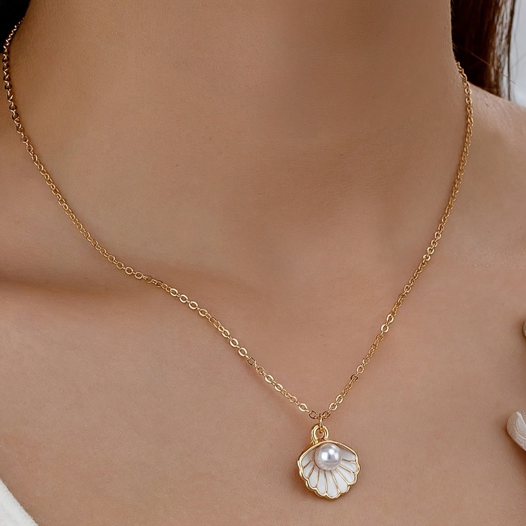 1pc Elegant Imitation Pearl & Golden-Tone Seashell Pendant Necklace for Women, KC Golden-Plated Delicate Chain, Everyday Jewelry Gift for Her, Year-Round Versatile Accessory, Casual Jewelry, Goldtone Jewelry, Refined Construc