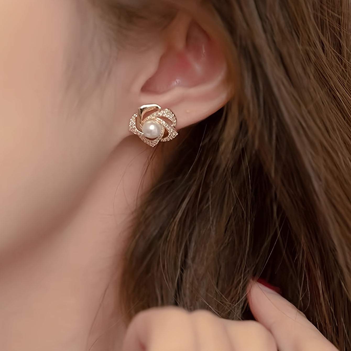 Elegant Floral Design Stud Earing with Imitation Pearl