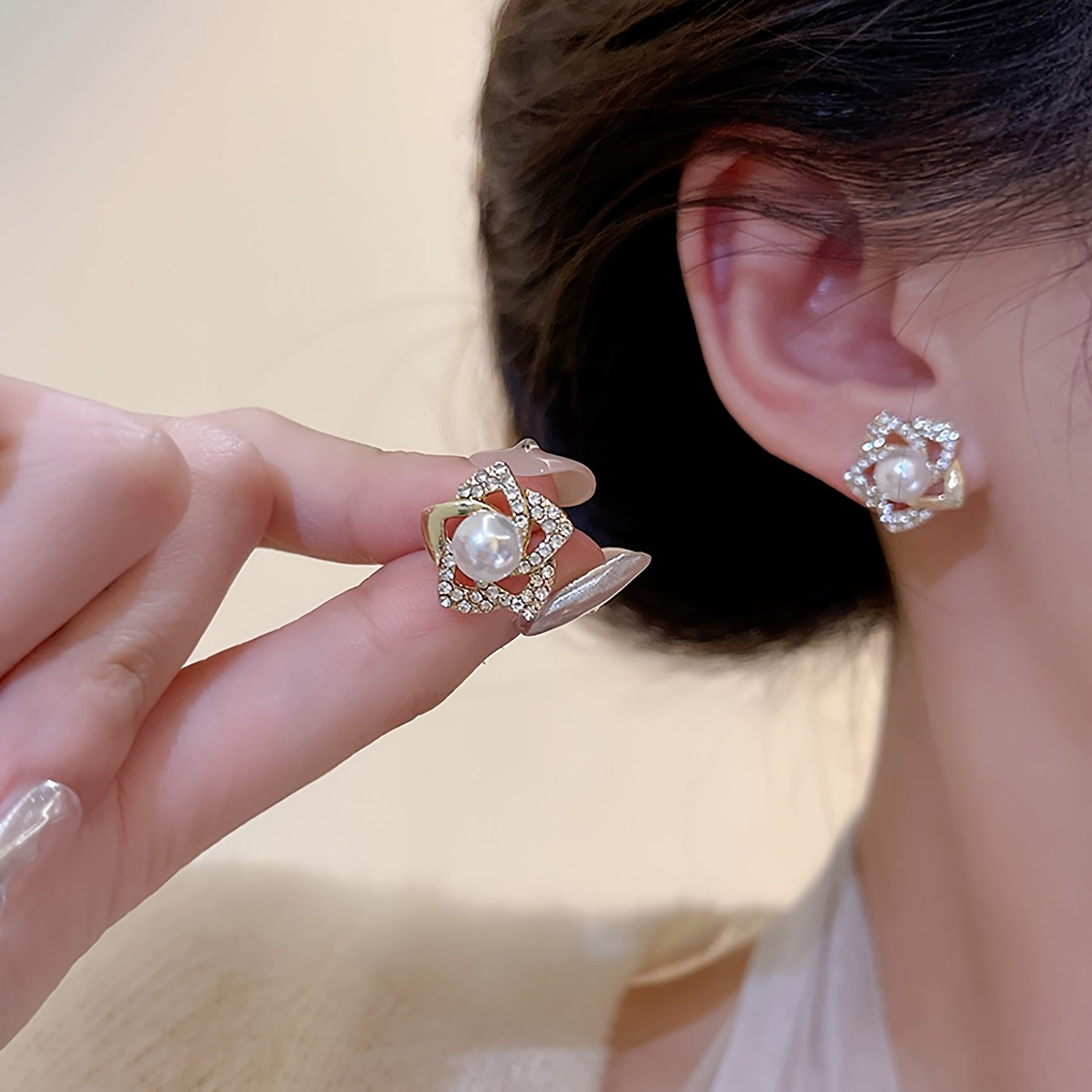 Elegant Floral Design Stud Earing with Imitation Pearl