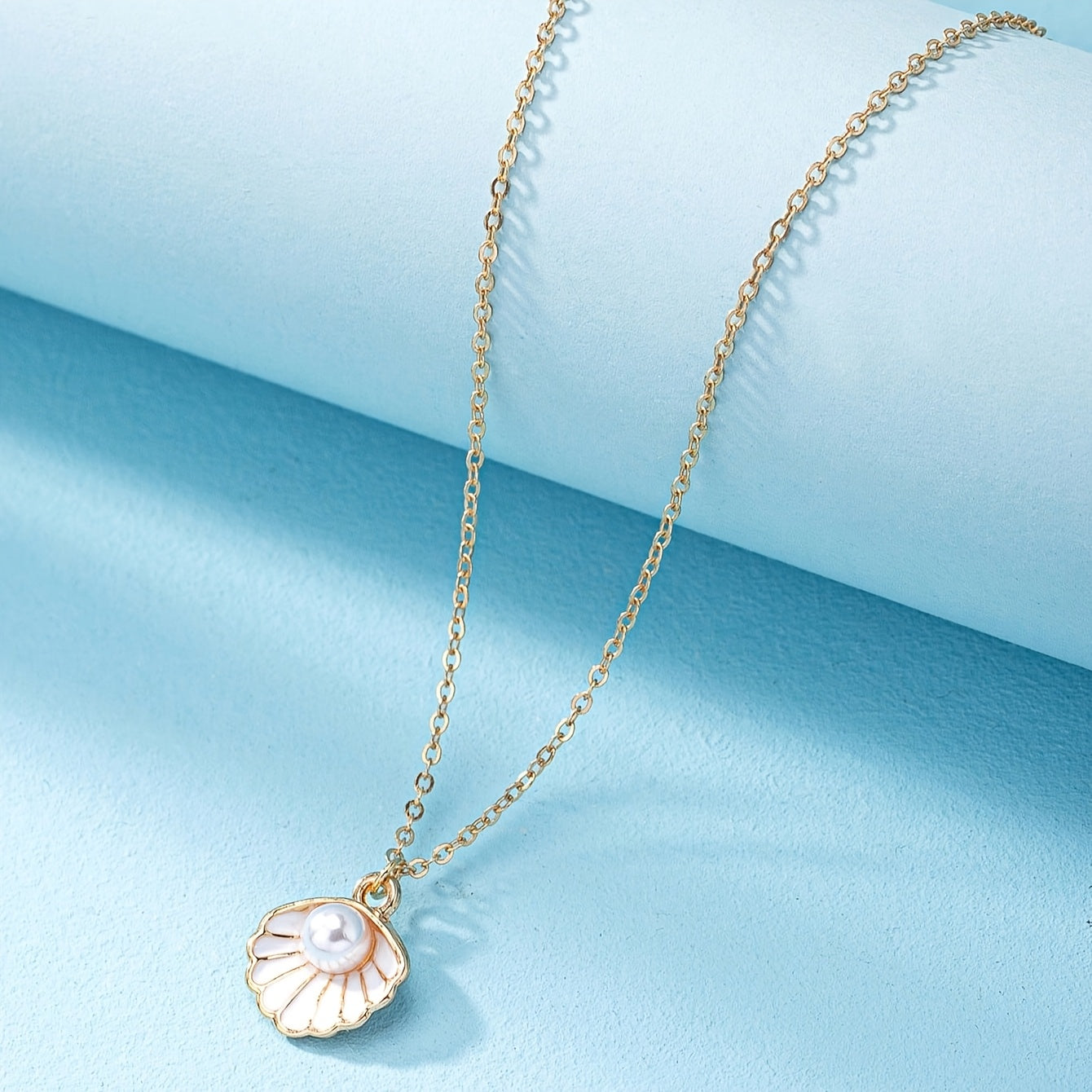1pc Elegant Imitation Pearl & Golden-Tone Seashell Pendant Necklace for Women, KC Golden-Plated Delicate Chain, Everyday Jewelry Gift for Her, Year-Round Versatile Accessory, Casual Jewelry, Goldtone Jewelry, Refined Construc