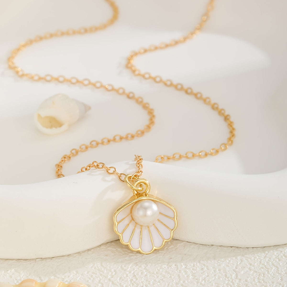 1pc Elegant Imitation Pearl & Golden-Tone Seashell Pendant Necklace for Women, KC Golden-Plated Delicate Chain, Everyday Jewelry Gift for Her, Year-Round Versatile Accessory, Casual Jewelry, Goldtone Jewelry, Refined Construc