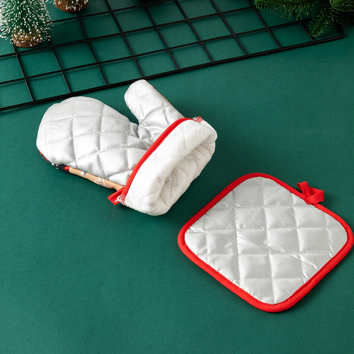Festive Christmas Oven Mitts - 2 Pieces Set: Perfect for Baking and Cooking - Hand Wash Only - 17cm x 6.69in